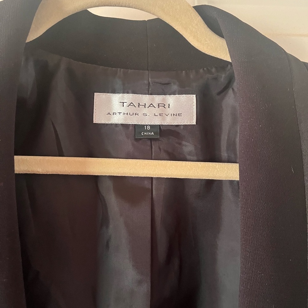 Tahari Elegant Black Women's Blazer - Picture 2 of 4